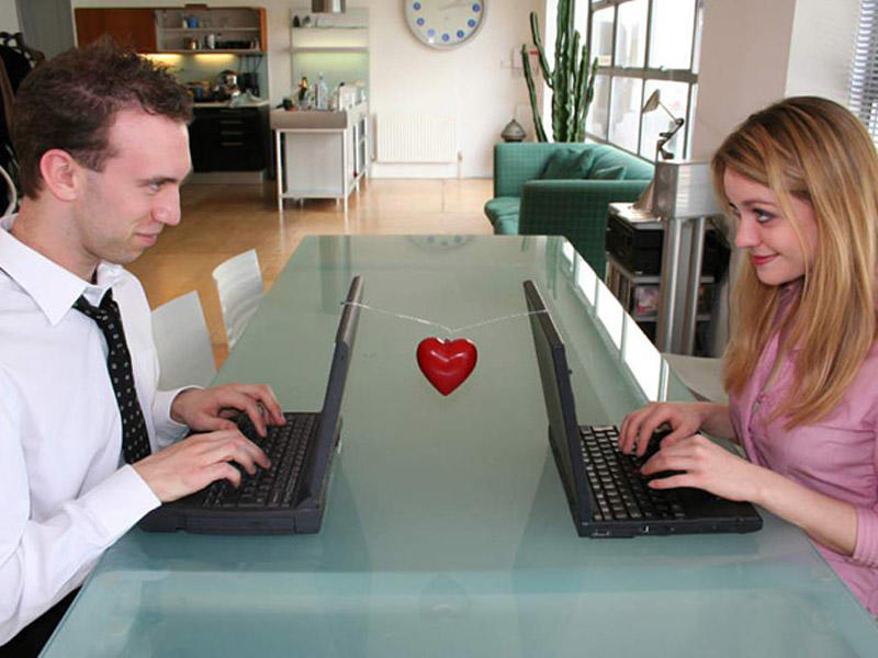 Sosial şəbəkələrdəki tanışlıq nələrə səbəb olur? - ARAŞDIRMA - VİDEO - FOTO