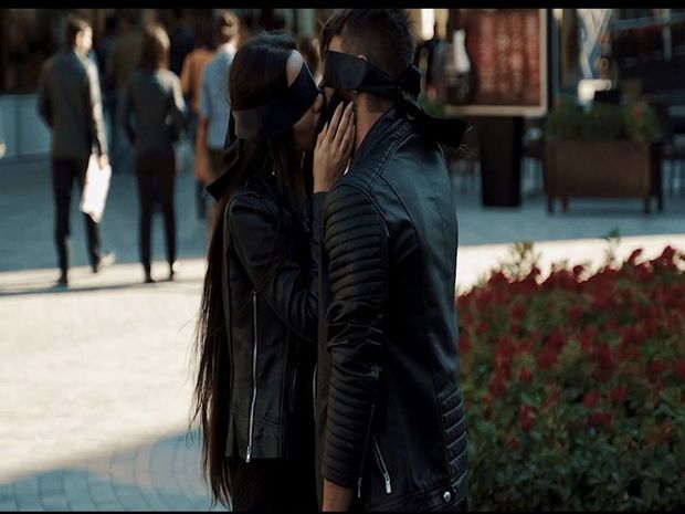 “Tarqovı”nın ortasında gözübağlı öpüşdülər - VİDEO