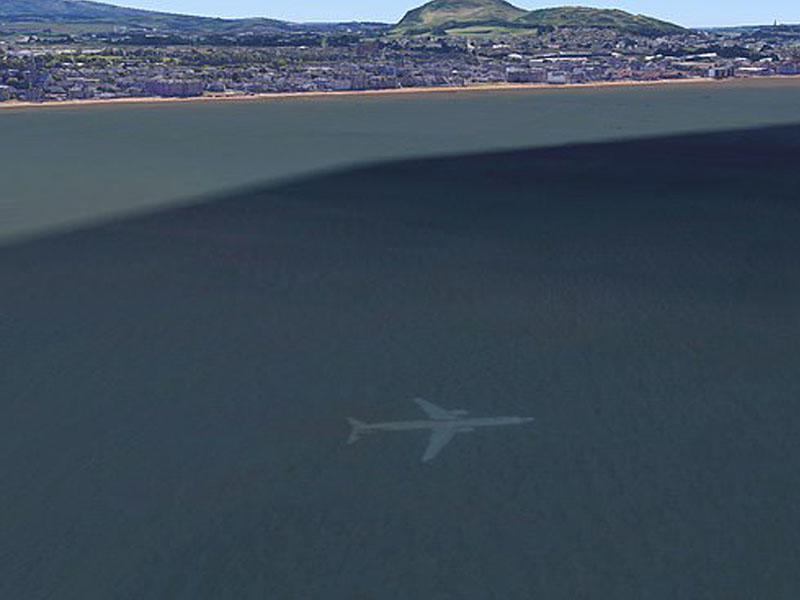 Suyun altında təyyarə tapıldı - FOTO