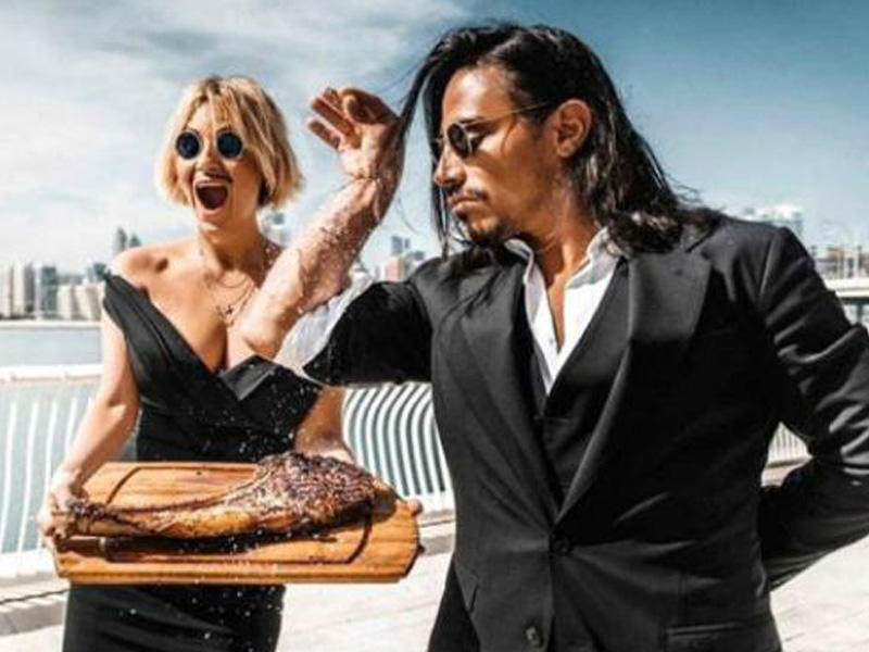 Nüsrət məşhur DJ-i qızıl tozlu ətə qonaq etdi - FOTO