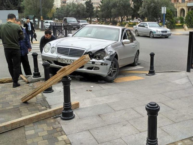 Avtomobil idarəetməni itirib səkiyə girdi - Piyadaları tumba qorudu - FOTO