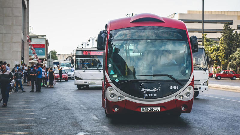 Bakıda avtobuslarda qadınları qorxu içində saxlayan şəxs ələ keçdi