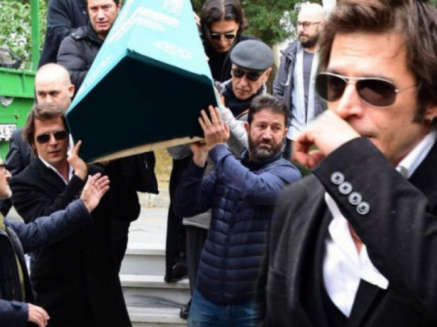 Atasını itirən aktyoru dostları tək qoymadı - Fotolar