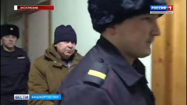 Arvadı ilə və qardaşını eyni yatağda tutdu.....