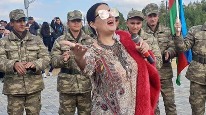 Elza ön cəbhədə əsgərlər önünə çıxdı - VİDEO