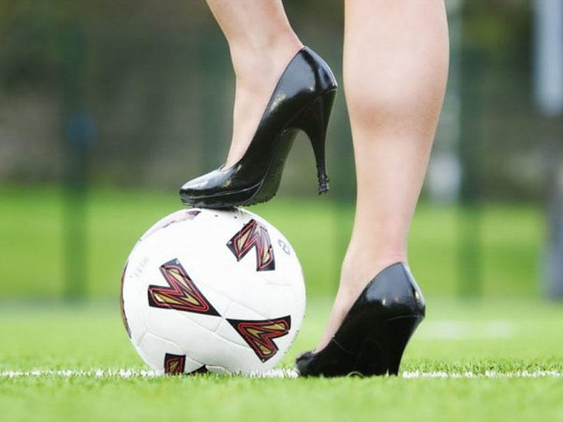 6:2 - ÇILPAQ QADIN stadiona girdi, futbolçular isə... - FOTO