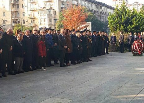 Bu gün Türkiyə Ülkü Ocaqları Azərbaycan şöbəsi Bakıda Qazi Mustafa Kamal Atatürkün heykəli qarşısında anım törəni keçirtdilər FOTO