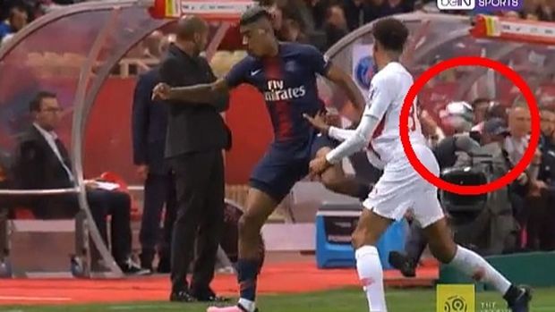 PSJ-nin futbolçusu topla operatoru vurdu - VİDEO