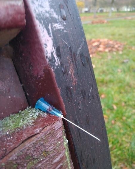 QİÇS - i yaymaq üçün skamyalara bərkidilərn qanlı iynə ilə bağlı RƏSMİ AÇIQLAMA