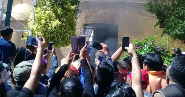 Ana tələbə oğlunun öldürülməsini canlı yayımda izlədi, şoka düşdü - FOTO