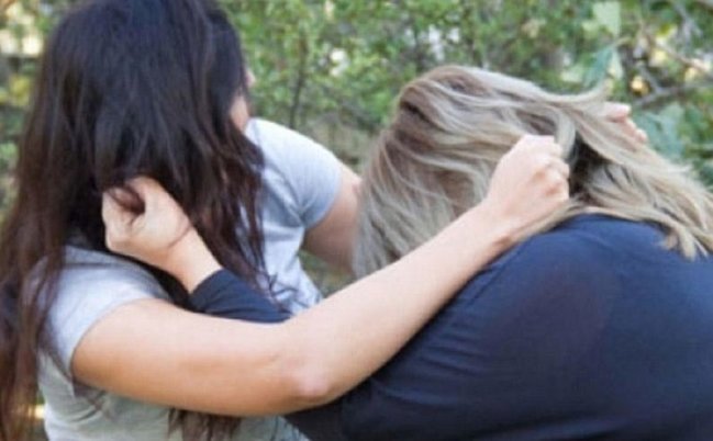 Bakıda küçədə iki qadın əlbəyaxa dalaşdı- VİDEO