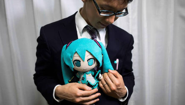 Yaponiyalı kişi holoqramla evləndi