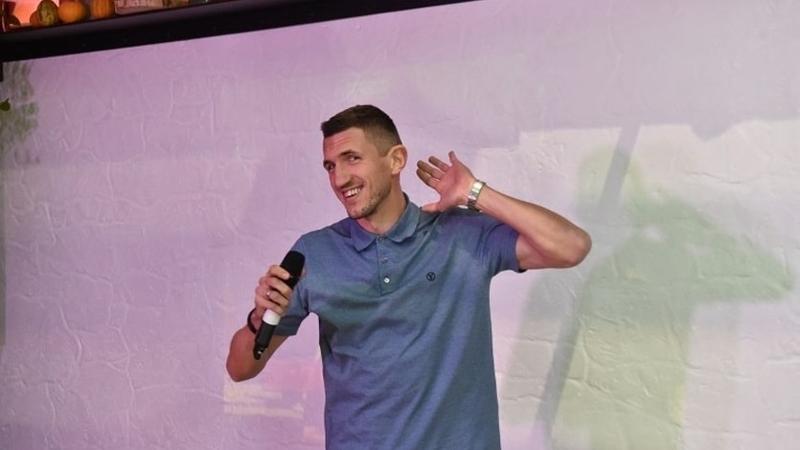 Ukraynalı futbolçu Müslüm Maqomayevin mahnısını oxudu - VİDEO