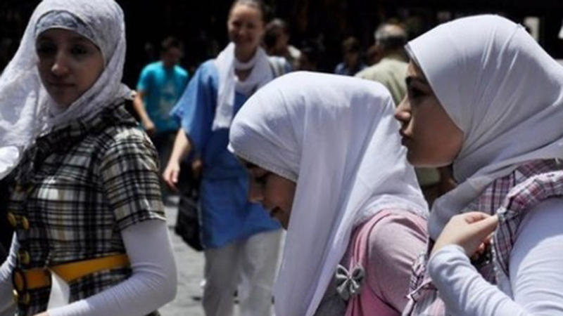 Daha bir ölkədə hicab QADAĞAN EDİLDİ, ərəb əlifbası yığışdırıldı - FOTO