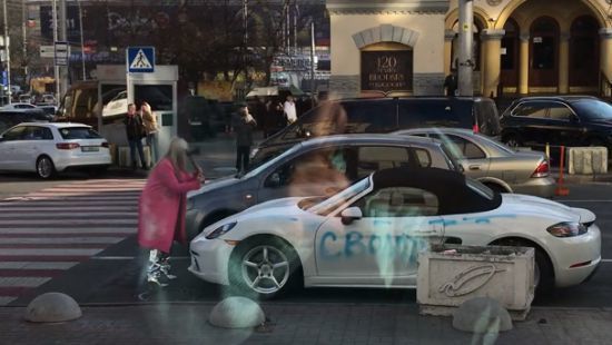 Kiyevdə qadın “Porsche”ni baltaladı - VİDEO