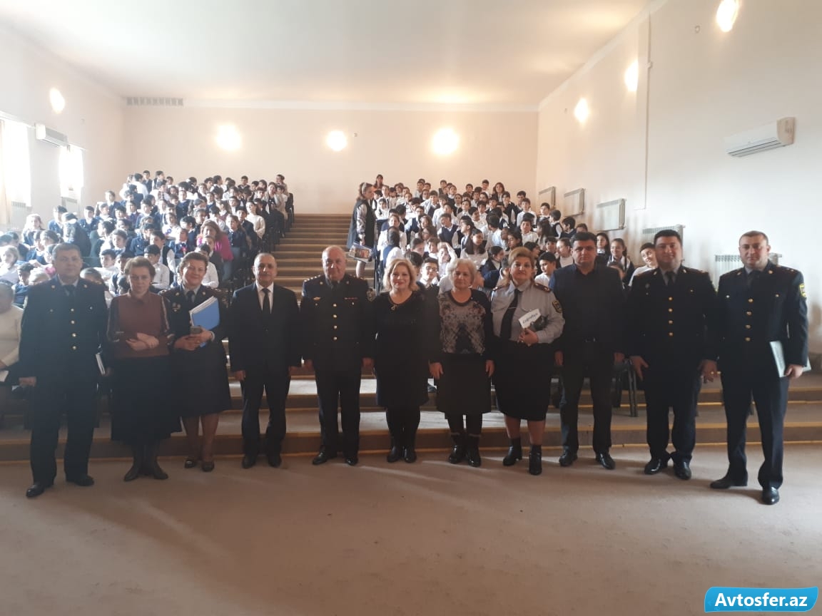 Binəqədidə yol polisi şagirdləri maarifləndirib hədiyyələr verdi –VİDEO