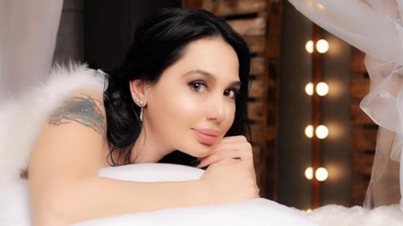 Azərbaycanlı dizayner qadınları QORXUNC YENİ İL YOLKASINA çevirən dəb xətalarından danışdı - MÜSAHİBƏ