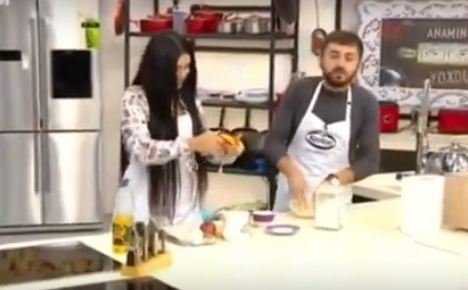 Canlı yayımda bədbəxt hadisə: Qəfil yerə yıxıldı - VİDEO