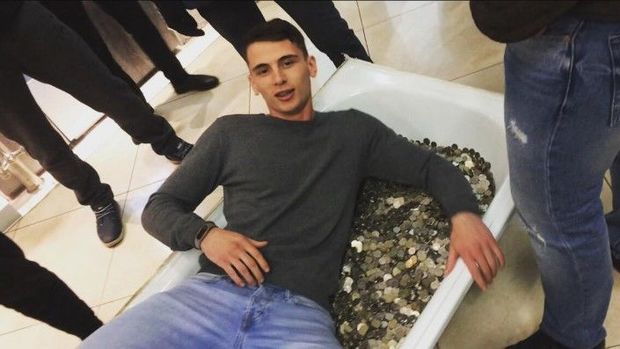 Bloqer “iPhone” almaq üçün bir vanna pul gətirdi - VİDEO