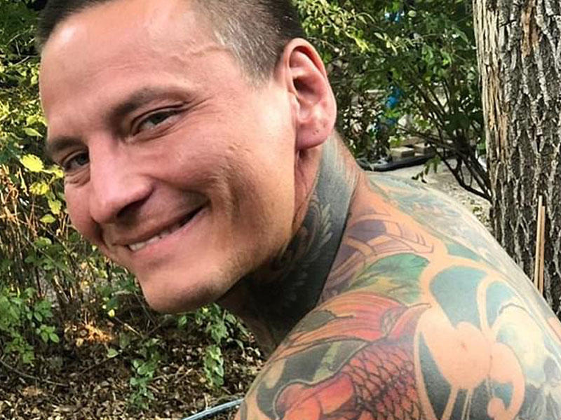 Ölmüş ərinin dərisini kəsib əsər edəcək - FOTO