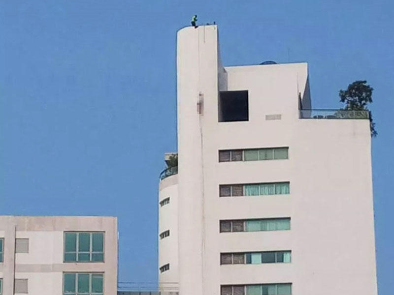 Kişini öldürüb, parçalanmış cəsədini binanın başından asdılar - FOTO