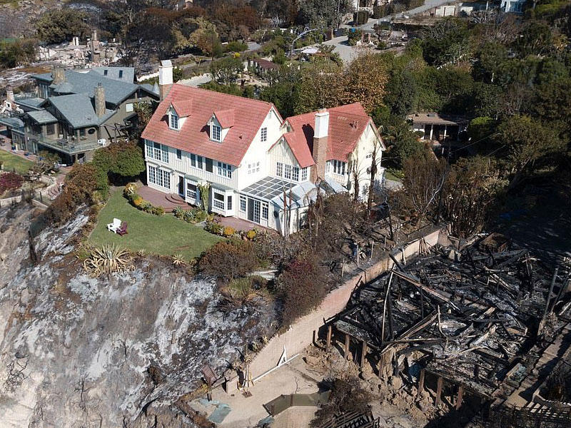 Məşhurların villaları viran qaldı: 66 nəfər həlak olub - FOTO