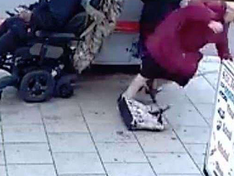 İki qoca qadını yıxan əlil həbsxanaya göndərildi - VİDEO - FOTO