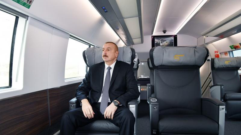 İlham Əliyev qatarla Sumqayıtdan Bakıya gəldi - FOTO