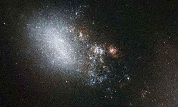 Kainatın ən parlaq qalaktikası öz peyklərini “udur”
