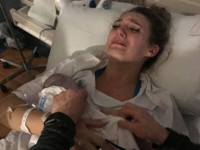 Qadın ölü doğulan körpəsini çimizdirib, paltar geyindirib FOTOsunu çəkdi