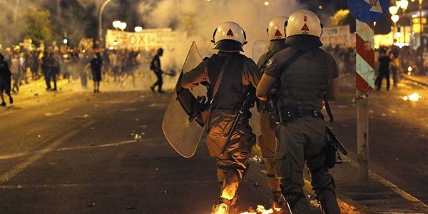 SON DƏQİQƏ: Polislə tələbələr arasında qarşıdurma: 22 nəfər saxlanıldı (VİDEO)