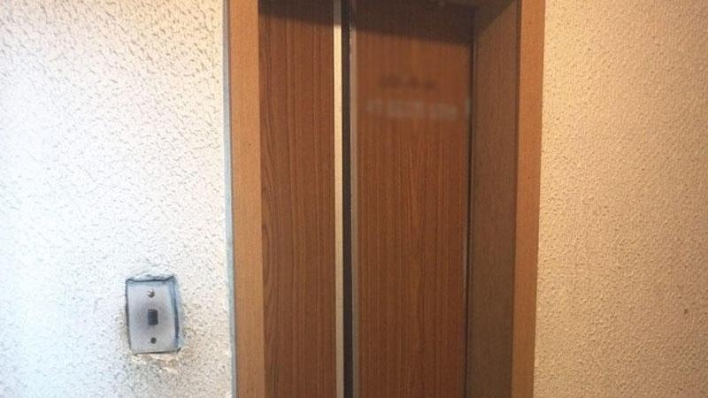 Bakıda liftdə qorxulu hadisə - ÇƏNƏSİ SINDI