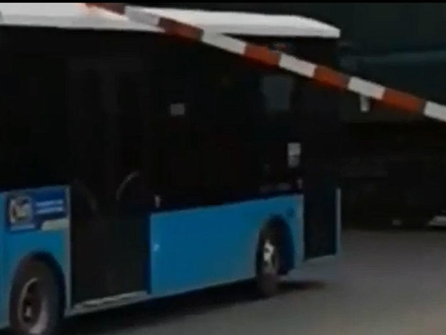 Bakıda 2 nəfərin öldüyü ərazidə yenidən qəza vəziyyəti: şlaqbaum avtobusun üstündə... - VİDEO