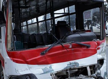 Bakıda sürücü avtobusu avtomobillərə çırpdı, ölən var