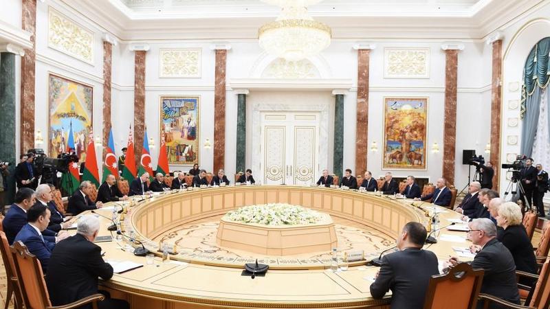 Azərbaycan və Belarus prezidentlərinin geniş tərkibdə görüşü oldu - FOTO