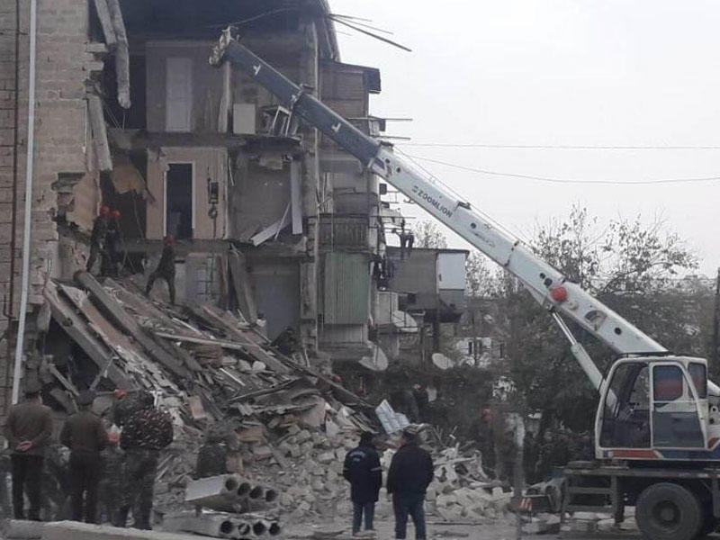 Gəncə icra başçısının müavini: “İki ailə dağıntılar altında qalıb”