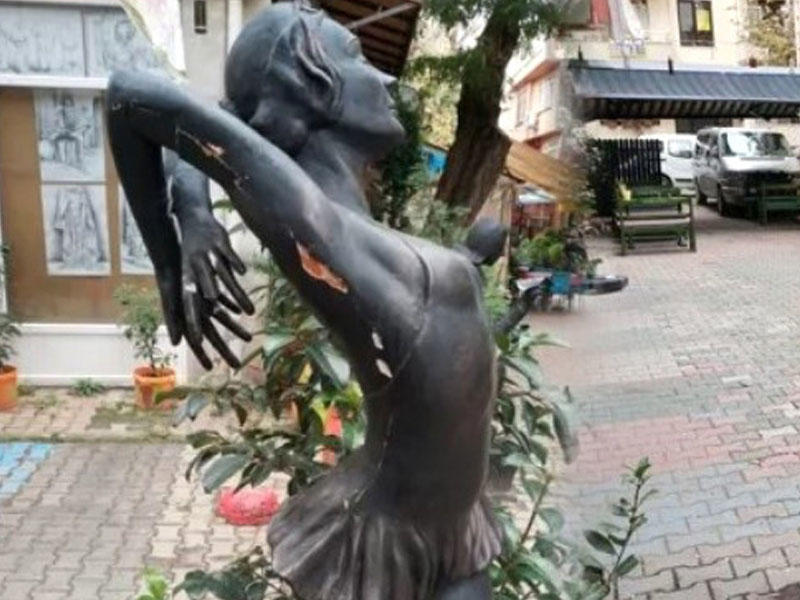 Türkiyədə qadın heykəlinə təcavüz etdilər - FOTO