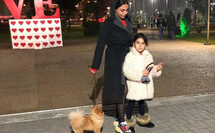 Gülay qızı ilə gecə gəzintisində - Foto