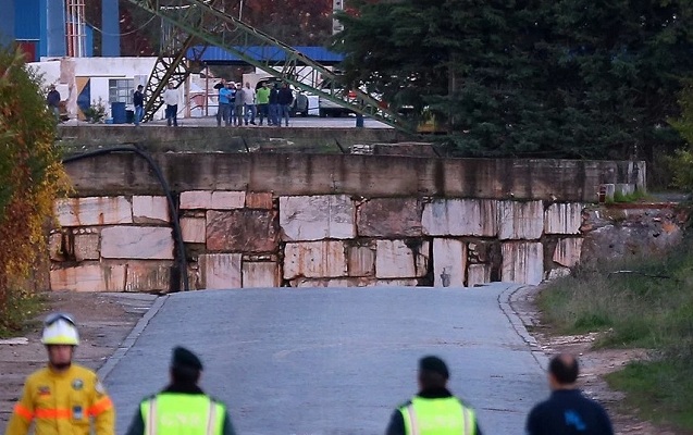 Yol çökdü, avtomobil və insanlar çuxura düşdü