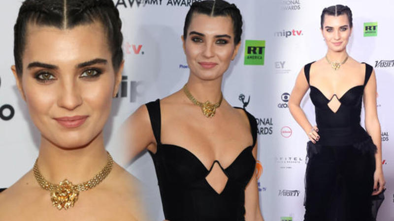 Tuba Büyüküstün yeni saç stili və dekoltesi ilə gecəyə damğa vurdu – FOTO