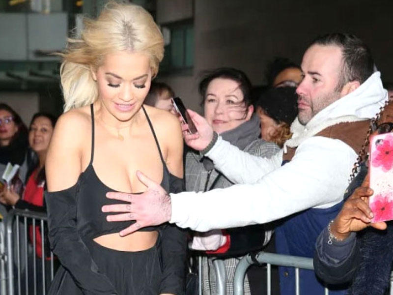 Fanat müğənninin sinəsinə toxunarkən kameraya düşdü - FOTO