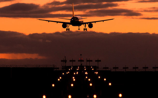 Moskva aeroportunda təyyarə ermənini vurdu - VİDEO