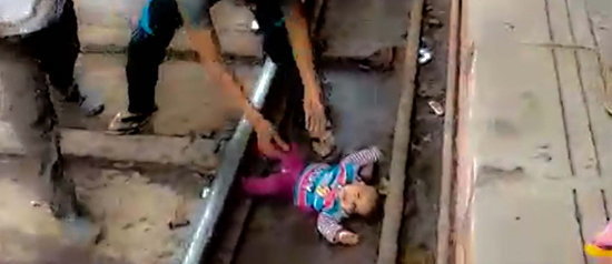 Qatarın altına düşən azyaşlı sağ qaldı - VİDEO