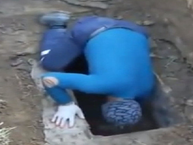 Bakıda qəbirdən çıxarılan şəxs hər kəsi şoka saldı - Alnında ərəbcə yazı var - VİDEO