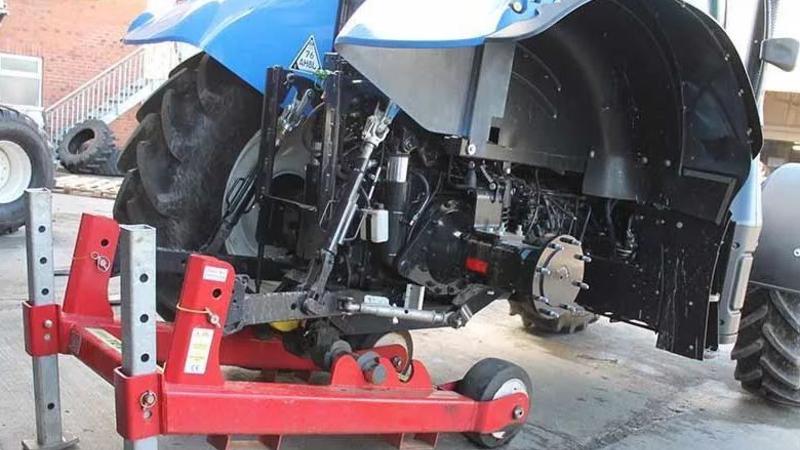 Mingəçevirdə traktorun altında qalan sürücü BARMAQLARINI İTİRDİ