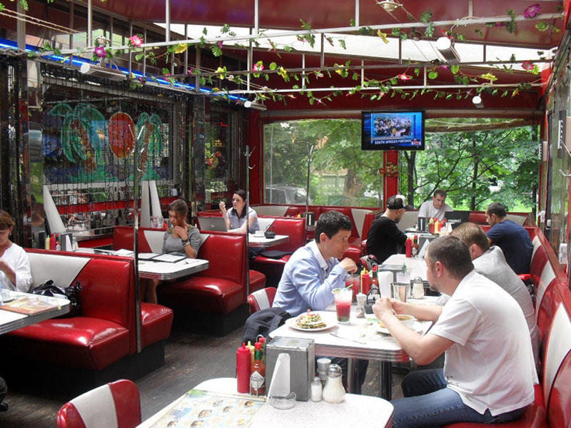 Məşhur restoran şəbəkəsi Hepatit A virusu yaydığına görə bağlanıb - İşçilər peyvəndlənməyib