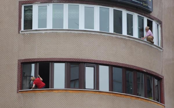 ALT PALTARINDA PƏNCƏRƏ SİLƏN QADININ FOTOSUNU YAYDILAR – FOTOLAR