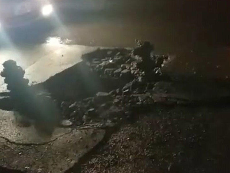 Sumqayıtda yol çökdü - “Nissan” çuxura düşdü - VİDEO - FOTO