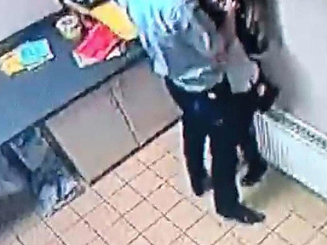 Supermarketdəki kameradan xəbərsiz cütlük biabır oldu - VİDEO - FOTO