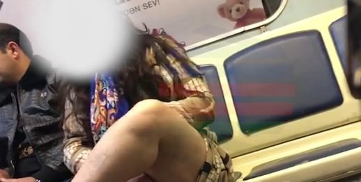 BAKI METROSUNDA BİABIRÇILIQ – Qız intim yerlərini göstərdi - VİDEO